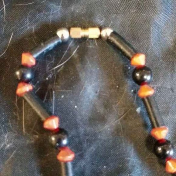 VINTAGE GRADUATING RED AND BLACK NECKLACE WITH ROUND, TUBED, & RED CRYSTAL BEADS - Picture 5 of 5